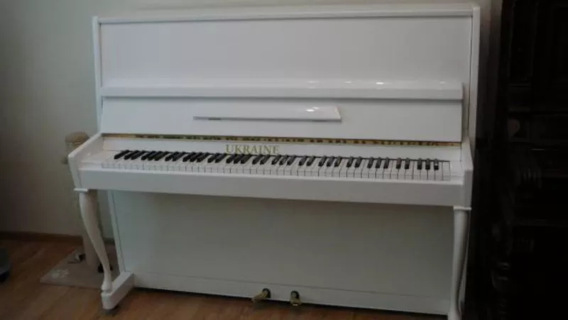 Пианино белого цвета